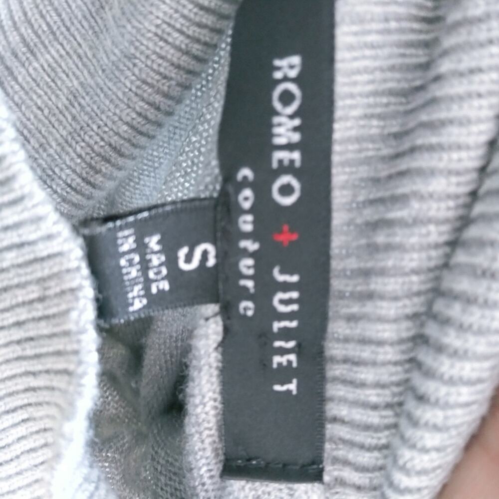 Romeo + Juliet Couture Grey Mock Neck Knit Ribbed Sweater Size Small - Picture 7 of 7